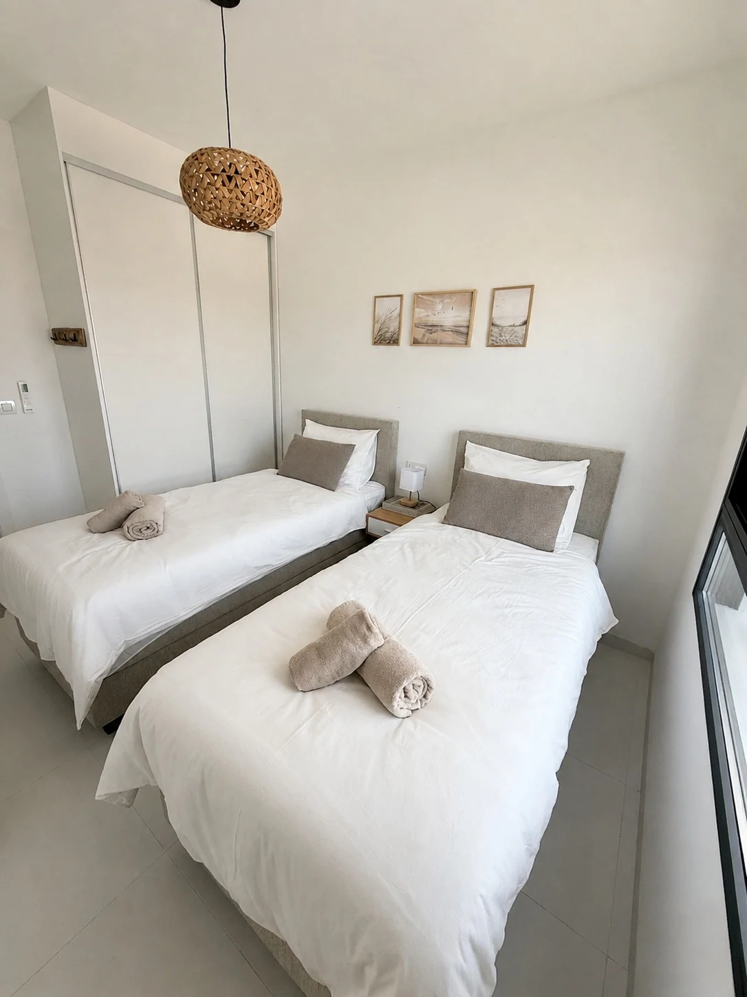 De kamer met twee losse bedden