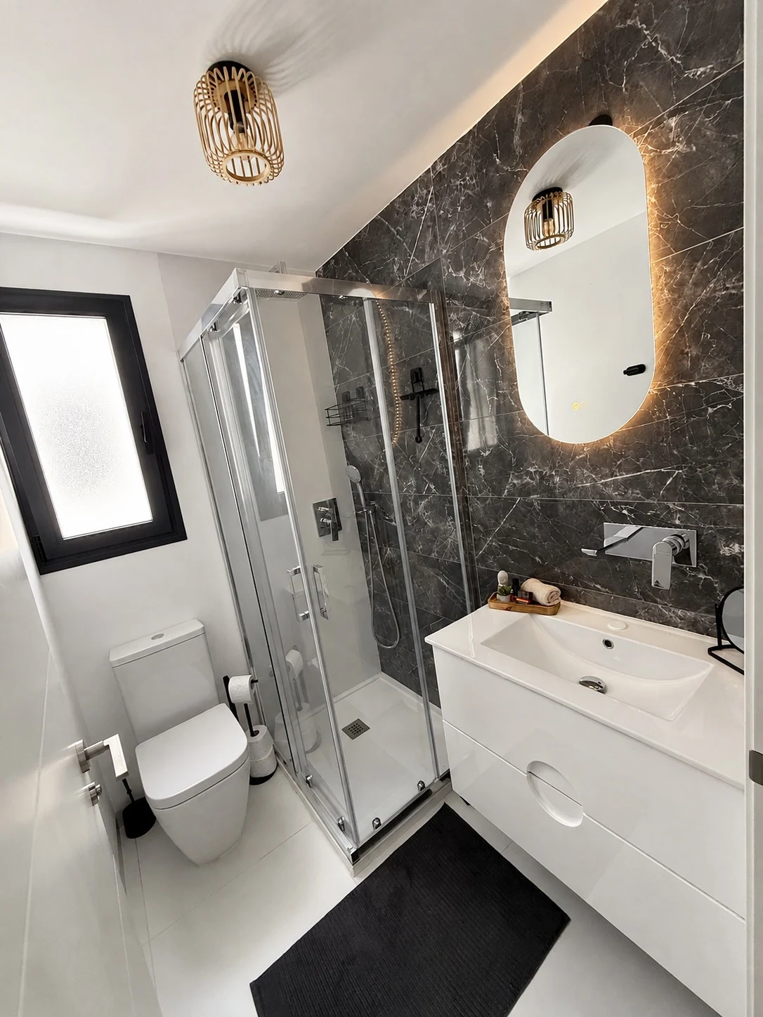 De badkamer met donker marmer