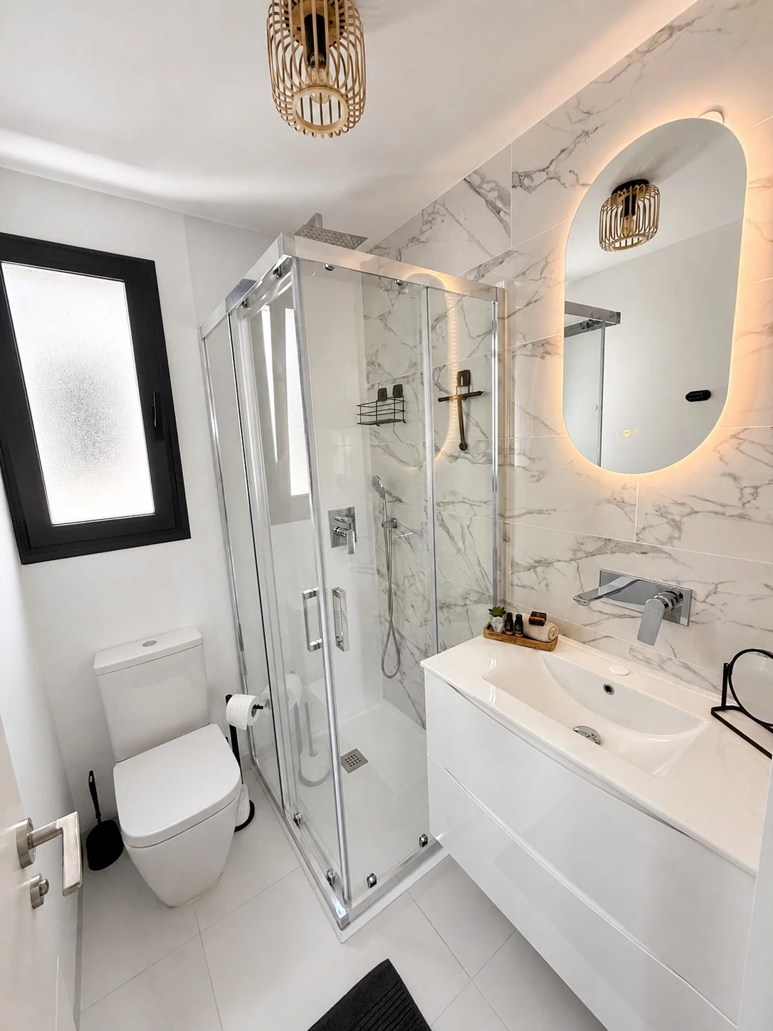 De badkamer met licht marmer