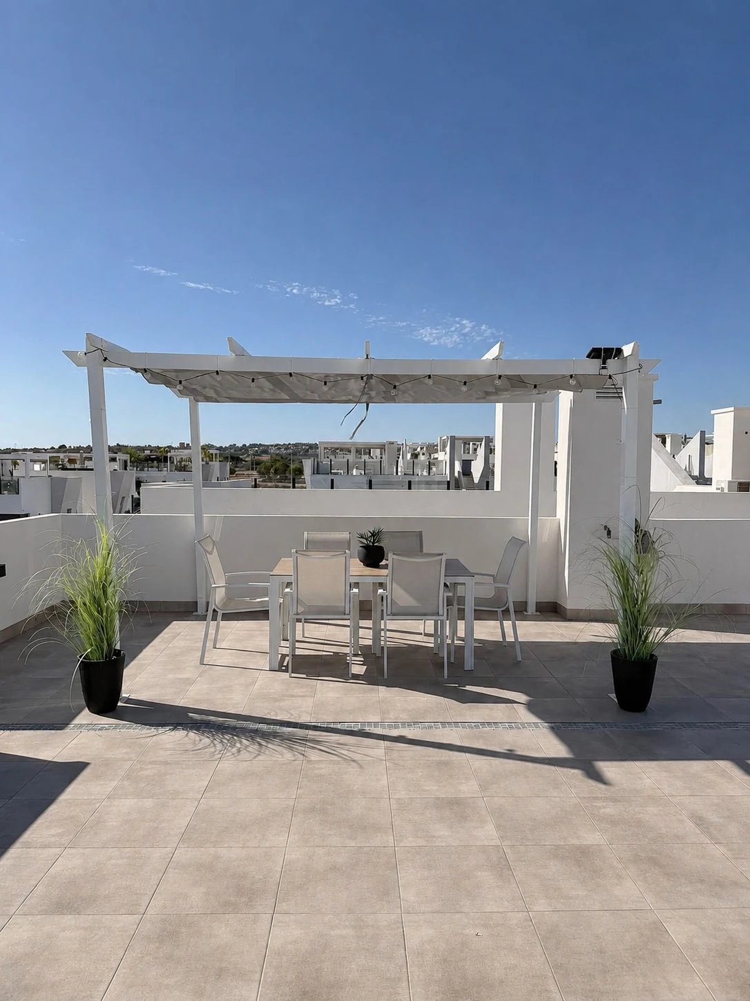 Buiten tafelen onder de pergola